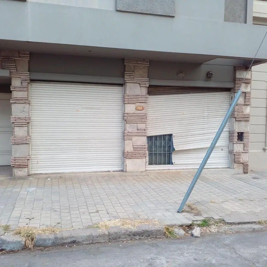 ALQUILER – Oficina/Local comercial con 3 privados en Alberdi 1