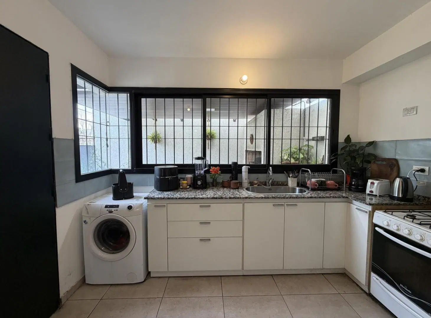 VENTA – Dúplex apto crédito de 3 dormitorios con patio y cochera en Alto Verde 2