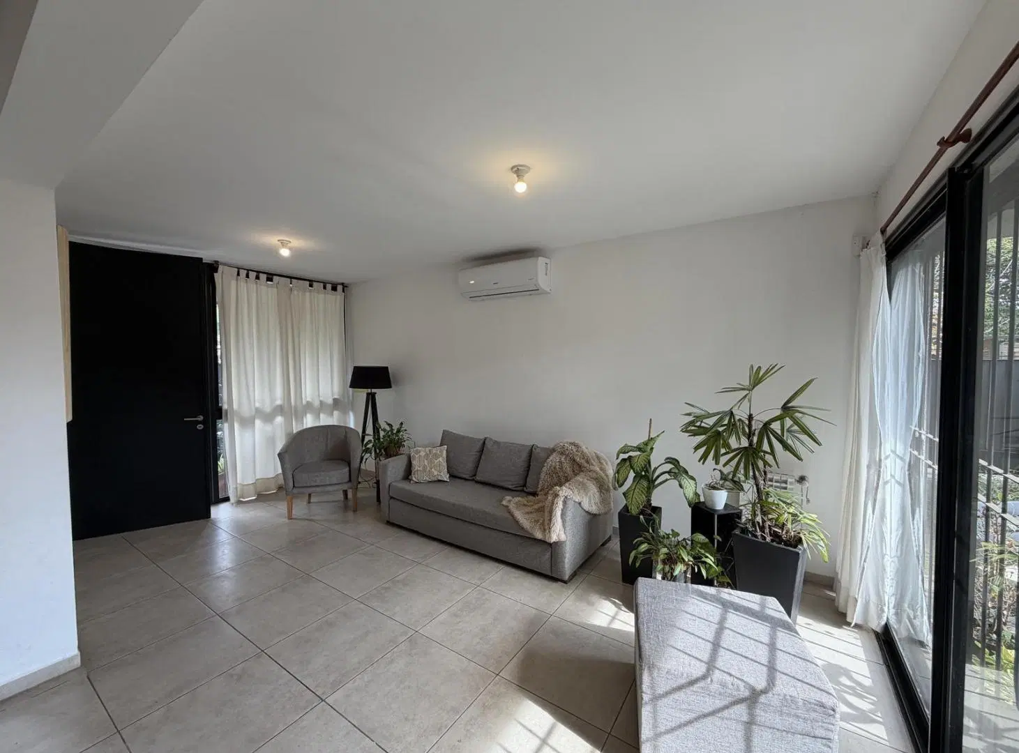 VENTA – Dúplex apto crédito de 3 dormitorios con patio y cochera en Alto Verde 4
