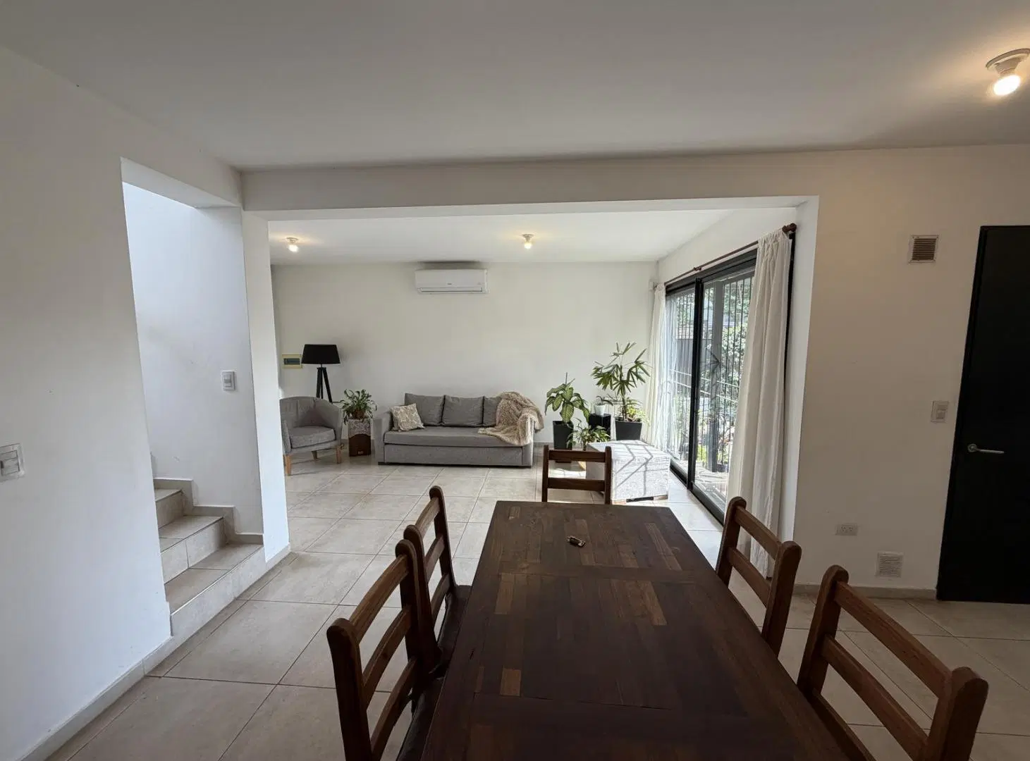VENTA – Dúplex apto crédito de 3 dormitorios con patio y cochera en Alto Verde 1
