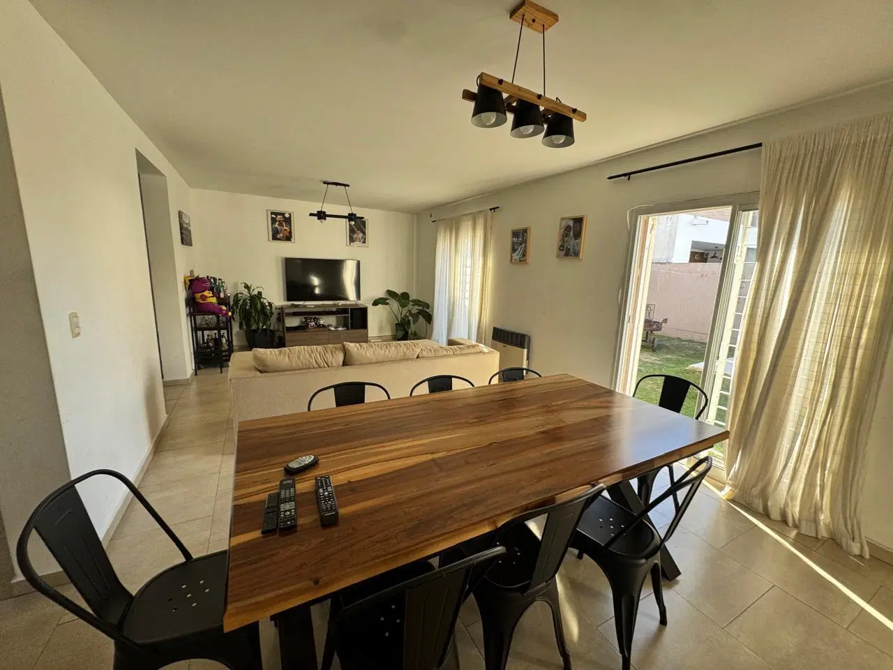 ALQUILER – Dúplex de 3 dormitorios con pileta y cochera para 2 autos en Barrio El Oasis 3