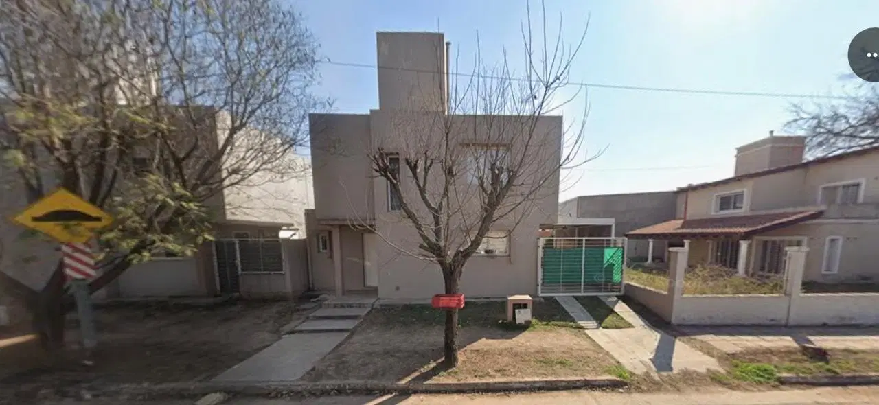 ALQUILER – Dúplex de 3 dormitorios con pileta y cochera para 2 autos en Barrio El Oasis 4
