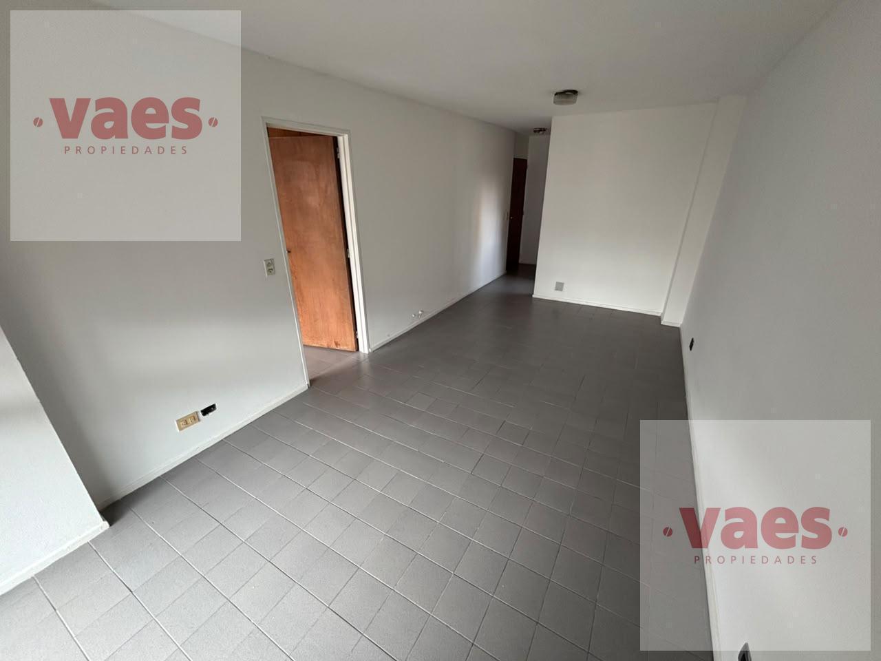 Foto de ALQUILER – Departamento de 1 dormitorios con balcón en Centro sobre Av, imagen 2