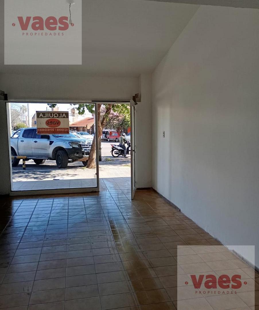 Foto de ALQUILER – Local comercial con vidriera y depósito en Av. La Cordillera, imagen 2