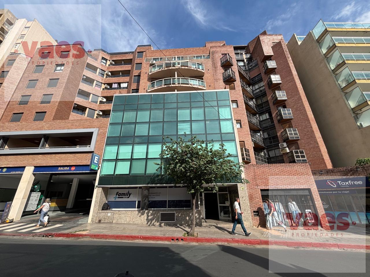 Foto de ALQUILER – Oficina de 50 m² con espacio libre y privado en el Centro de, imagen 1