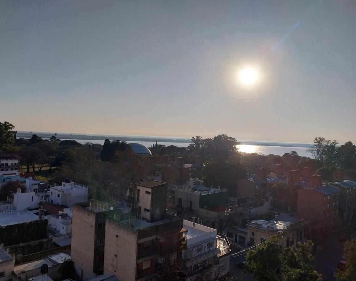 Departamento Semipiso de 3 dormitorios con amplia vista al rio zona de facultades / parque Urquiza.