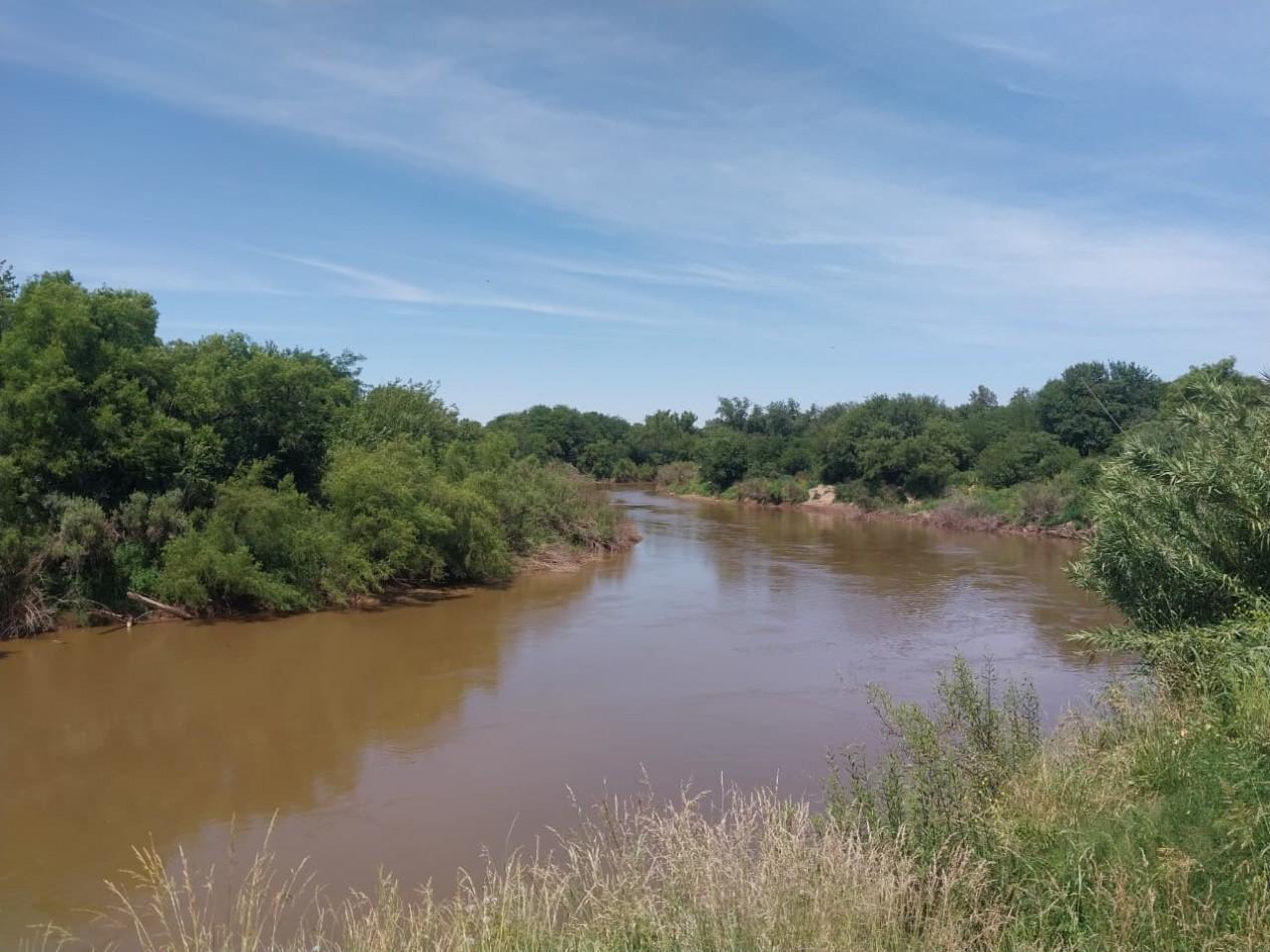 Casa con salida al Rio Carcaraña con una hermosa vista emplazada en 990 m2 con 2 ingresos mas pileta