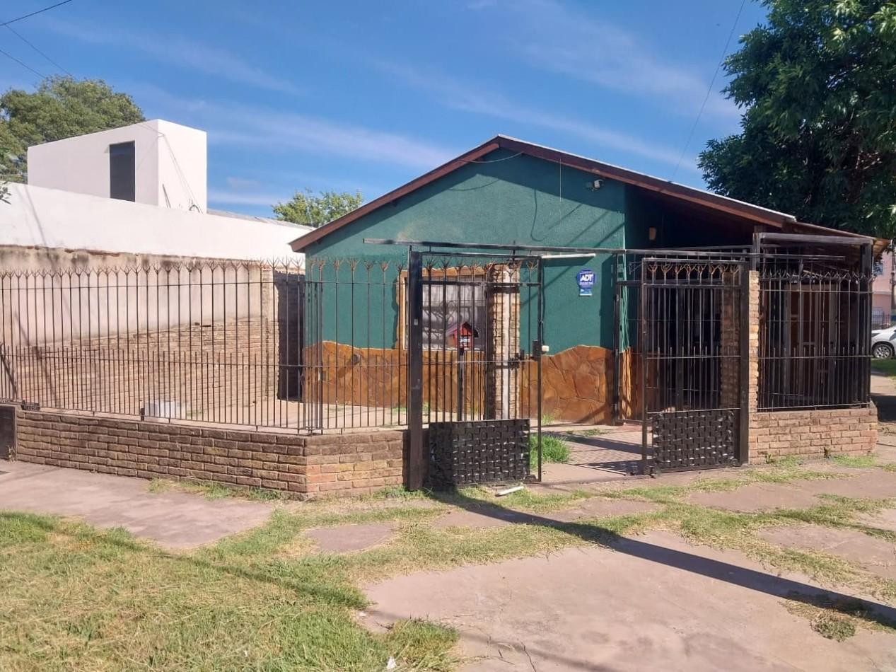 Casa en esquina  con 3 ingresos, cochera posibilidad local comercial 3 dormitorios patio parrillero