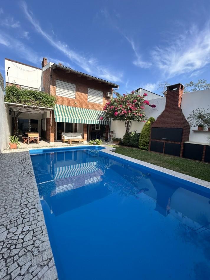 CASA AL FRENTE DESARROLLADA EN 2 PLANTAS 4/5 DORMITORIOS CON PISCINA PARRILLERO COCHERA PARA 2 VEHIC