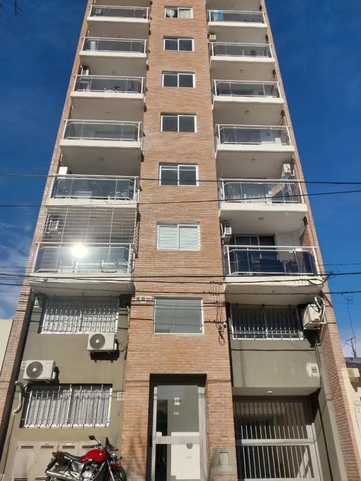 Semipiso al frente con Balcon cerrado al contrafrente excelente estado ventilacion cruzada 3