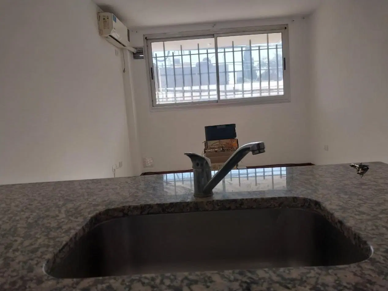 Semipiso al frente con Balcon cerrado al contrafrente excelente estado ventilacion cruzada 2
