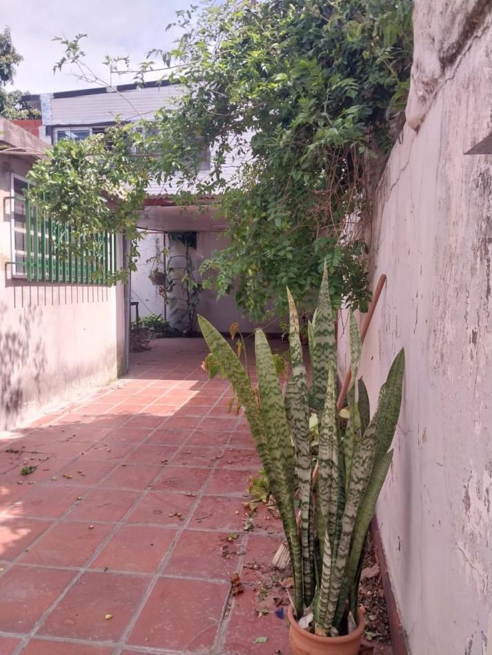 Foto de Casa Interna con pasillo Vehicular a posibilidad de remodelacion con, imagen 1