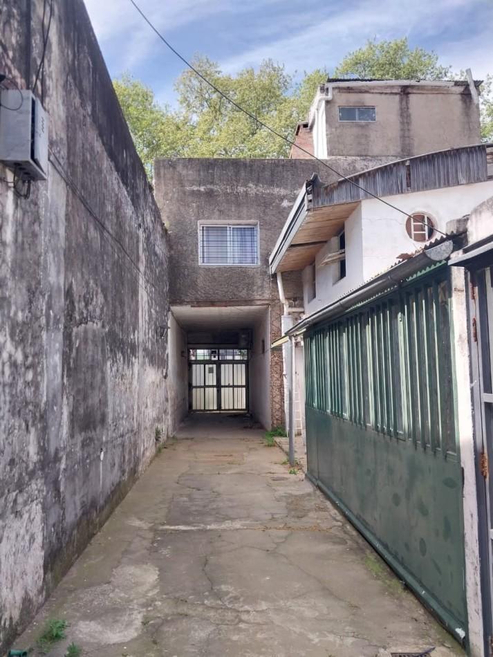 Foto de Casa Interna con pasillo Vehicular a posibilidad de remodelacion con, imagen 2