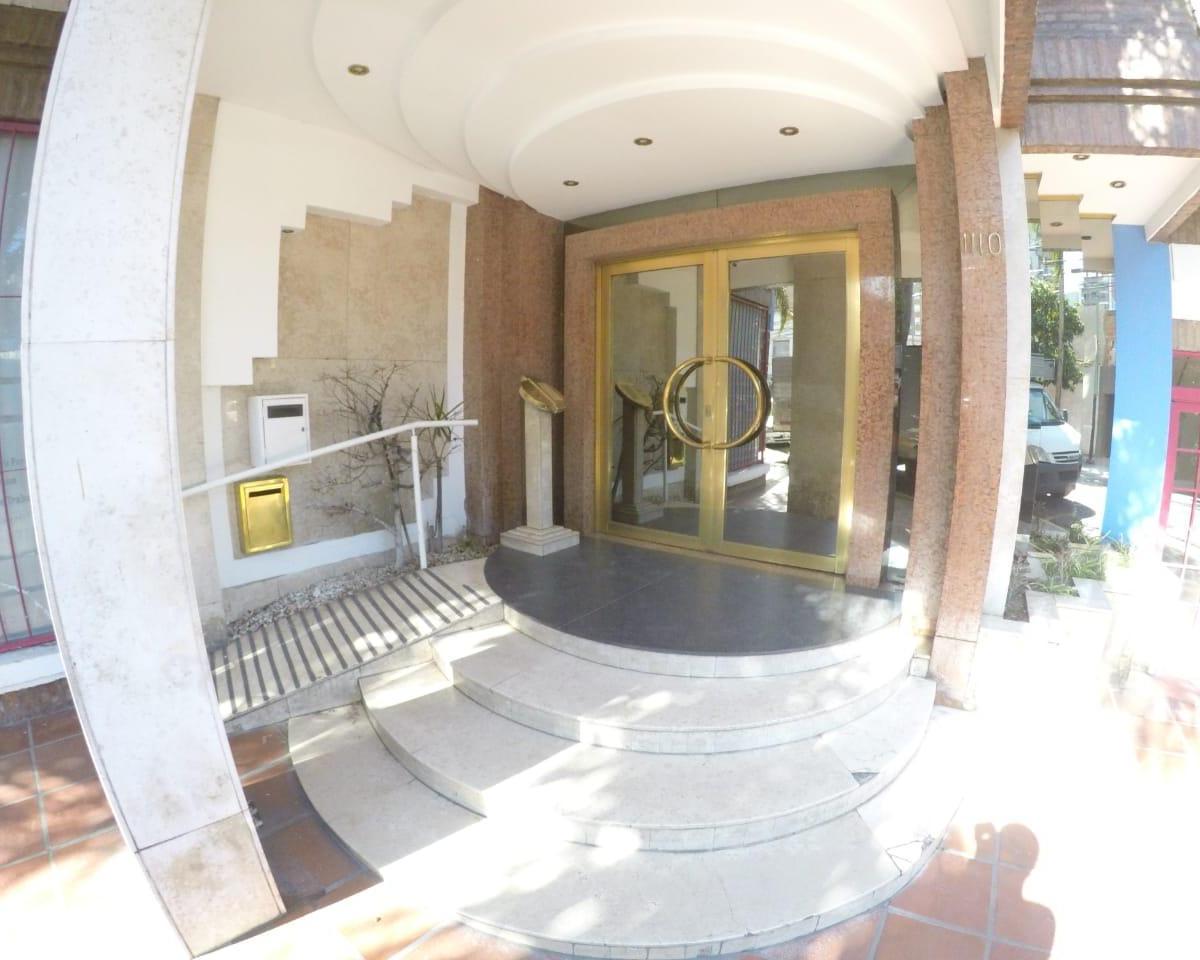 EN VENTA - Departamento 3 ambientes con terraza propia y cochera cubierta