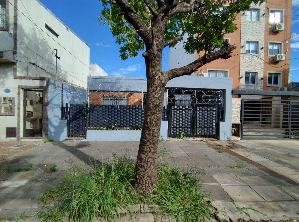 En Venta - Casa Americana 3 Ambientes con Cochera Cubierta