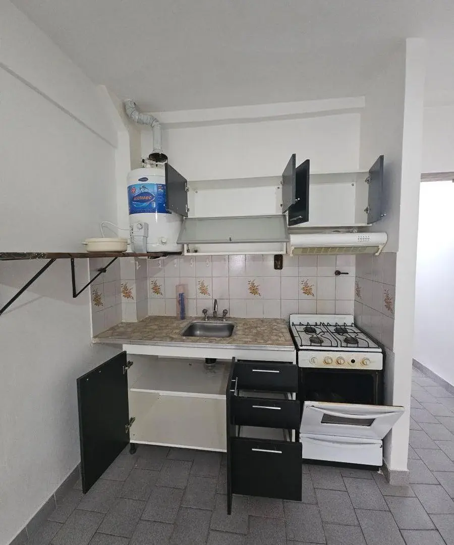 EN ALQUILER O VENTA - DEPARTAMENTO 2 AMBIENTES 1ER PISO 4