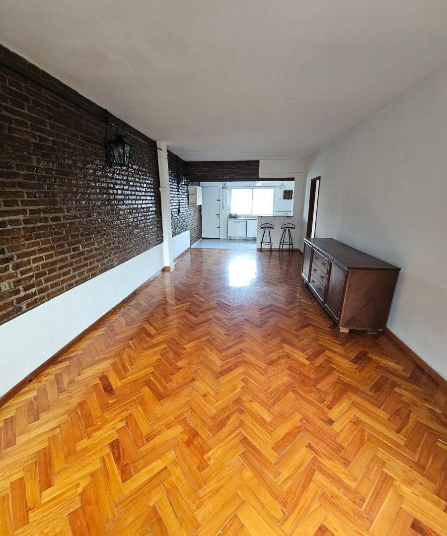 EN ALQUILER - PH 2 ambientes GRANDES, en planta alta con entrada independiente
