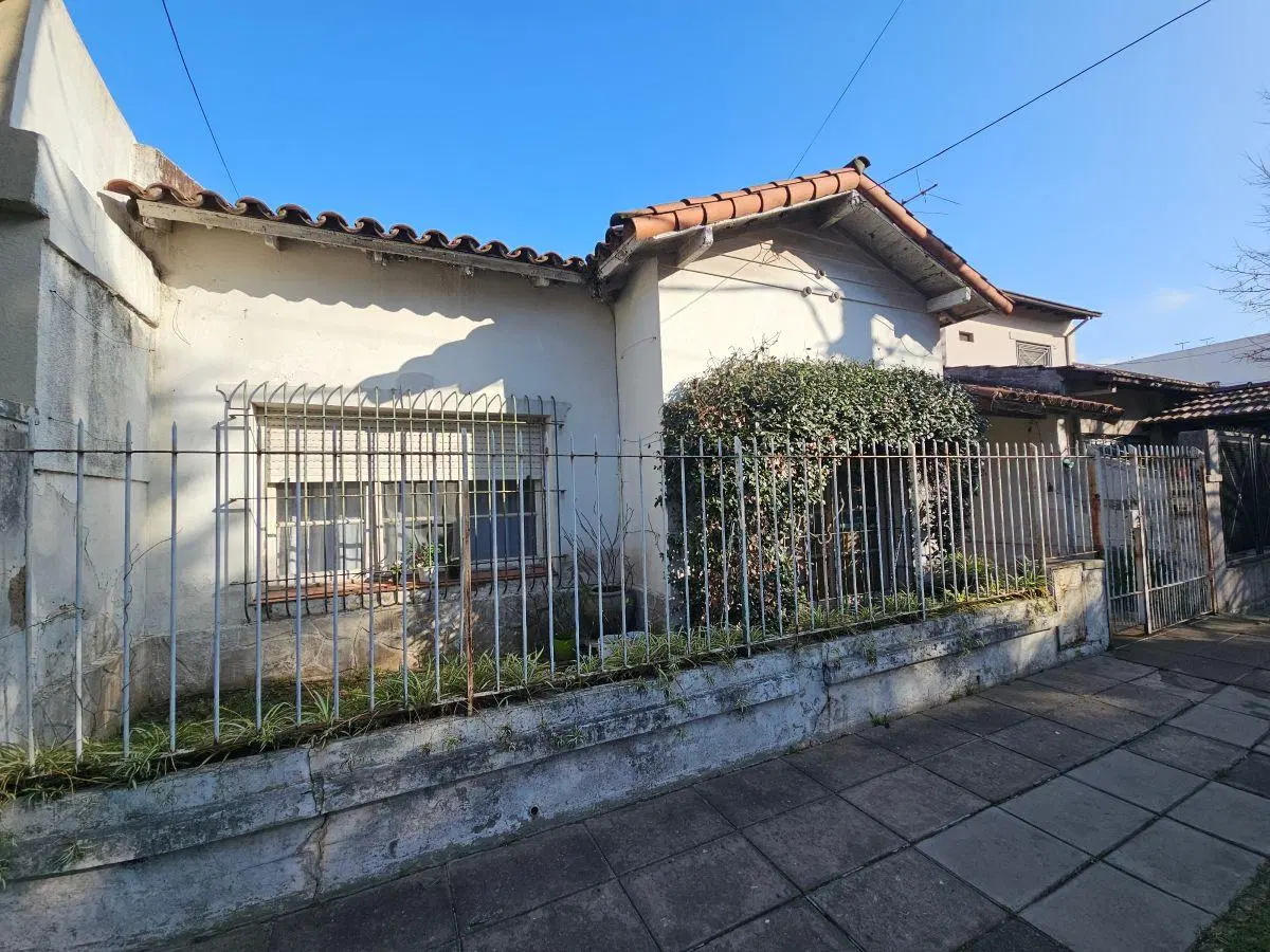 EN VENTA - Chalet 3 ambientes en lote Propio 3 cuadras estación Haedo 1