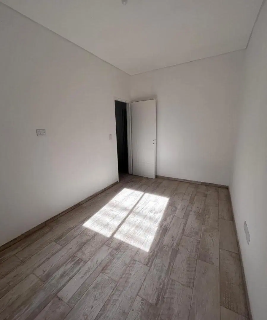 EN ALQUILER - Casa 3 AMBIENTES AL FRENTE CON PATIO EN HAEDO NORTE ! 2