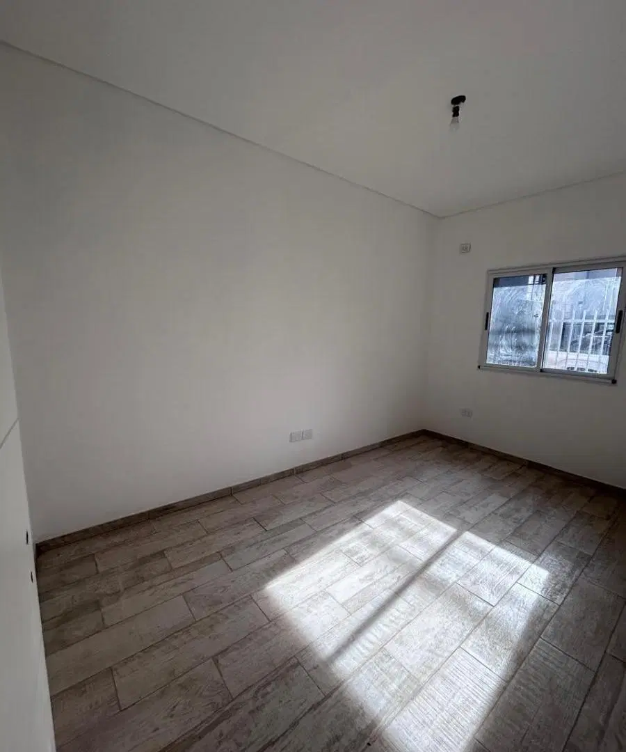 EN ALQUILER - Casa 3 AMBIENTES AL FRENTE CON PATIO EN HAEDO NORTE ! 4