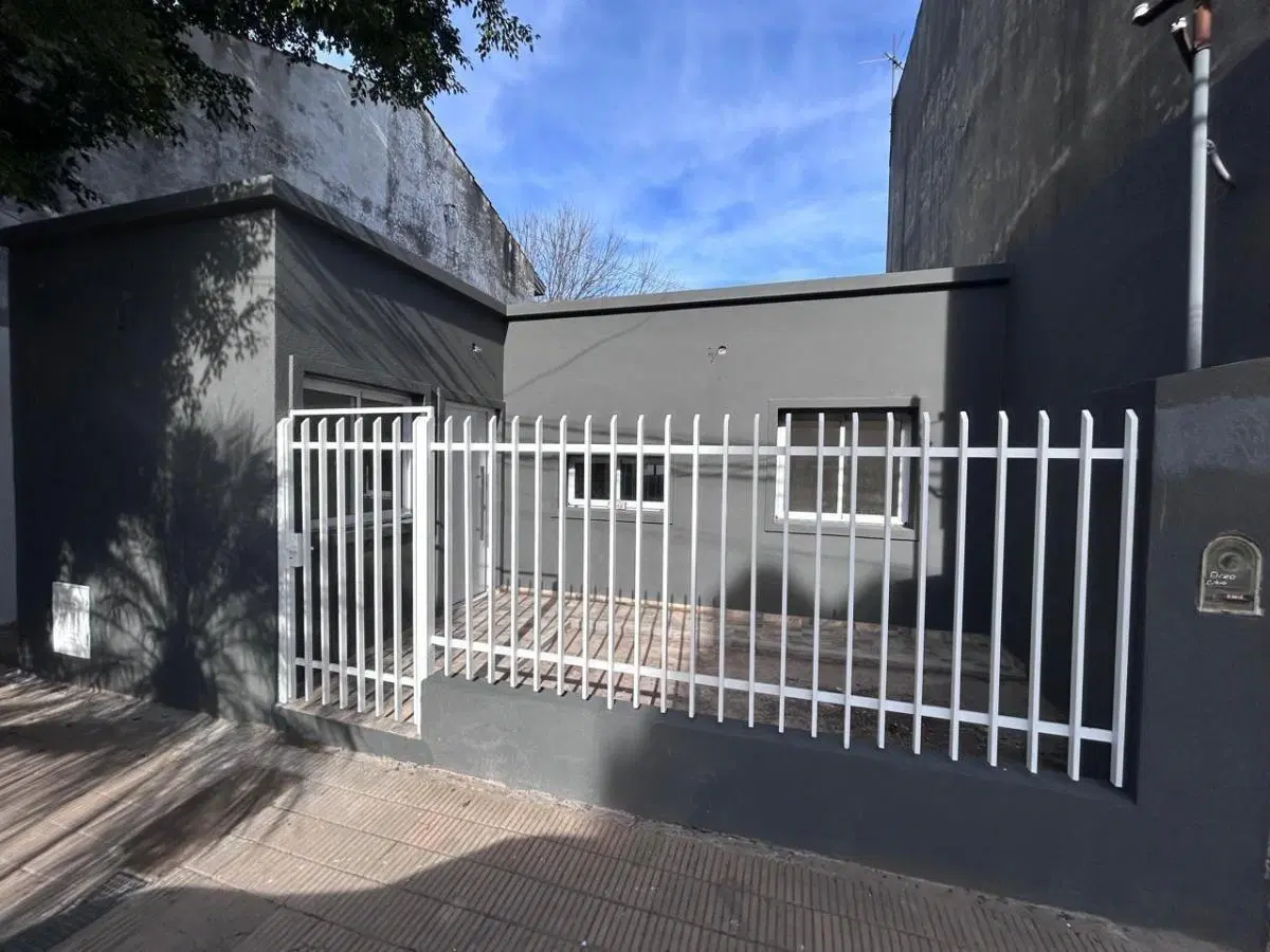 EN ALQUILER - Casa 3 AMBIENTES AL FRENTE CON PATIO EN HAEDO NORTE ! 1