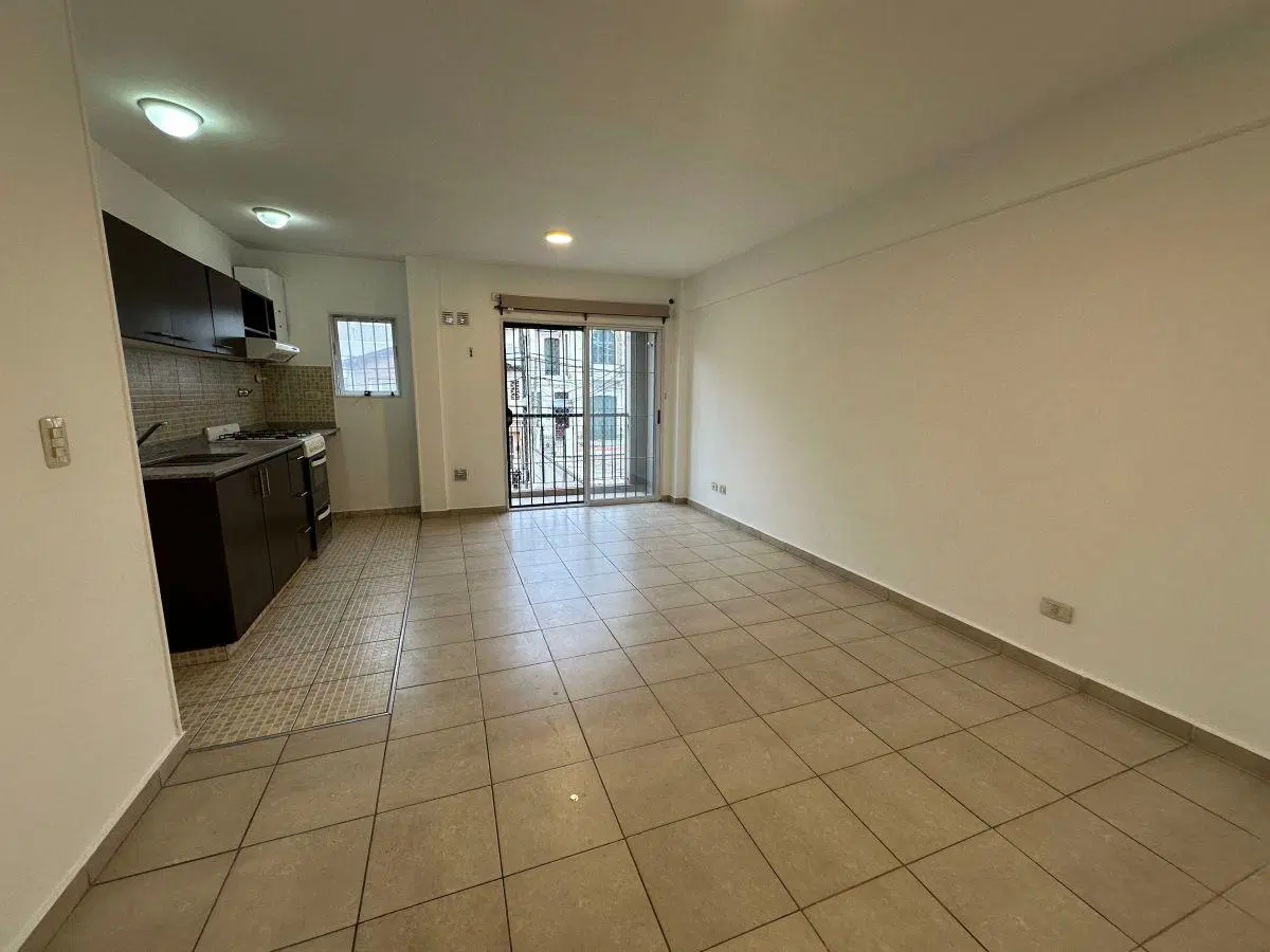 EN ALQUILER - DEPARTAMENTO SEMIPISO 2 AMBIENTES CON BALCON AL FRENTE - HAEDO CENTRO 3
