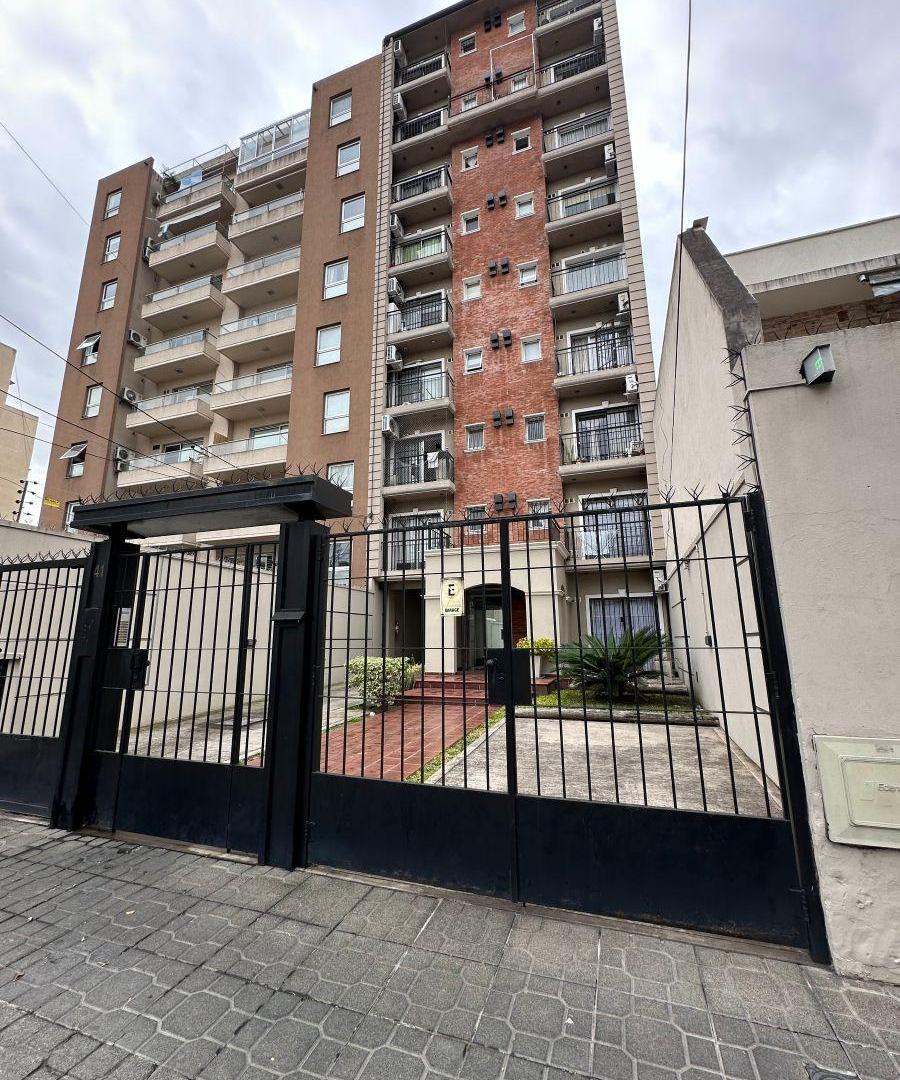 EN ALQUILER - DEPARTAMENTO SEMIPISO 2 AMBIENTES CON BALCON AL FRENTE - HAEDO CENTRO