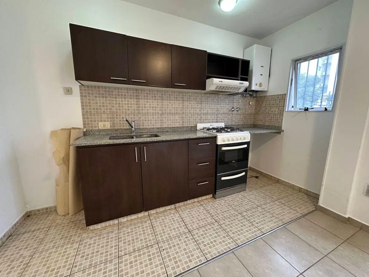 EN ALQUILER - DEPARTAMENTO SEMIPISO 2 AMBIENTES CON BALCON AL FRENTE - HAEDO CENTRO 1