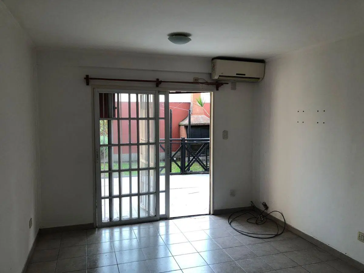 EN ALQUILER - DEPARTAMENTO 2 AMBIENTES EN PLANTA BAJA CON PATIO Y COCHERA - HAEDO CENTRO 1