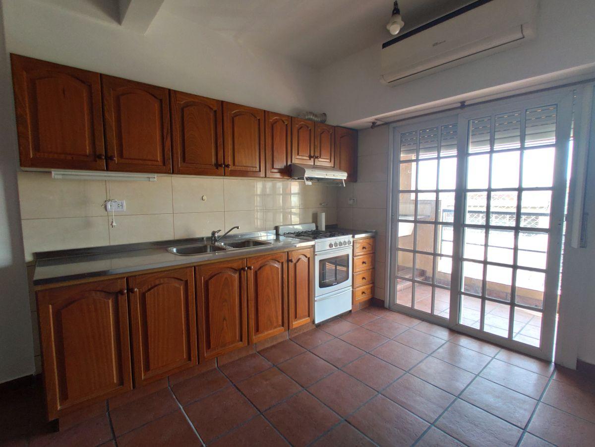 Foto de EN ALQUILER - Departamento 3 ambientes con cochera y bajas expensas, imagen 1