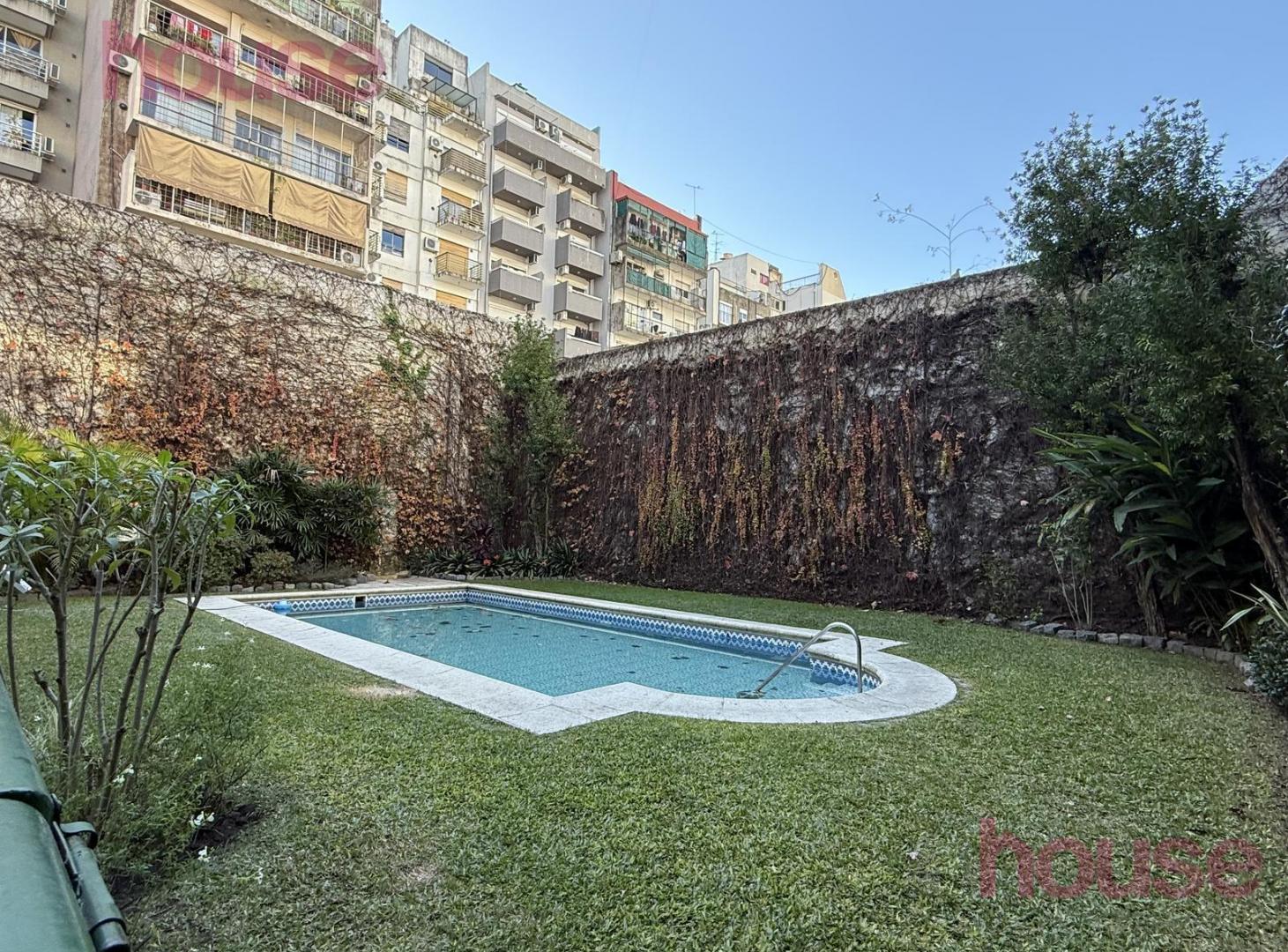 Foto de Departamento de 2 ambientes patio , balcón y cochera fija en Villa, imagen 1