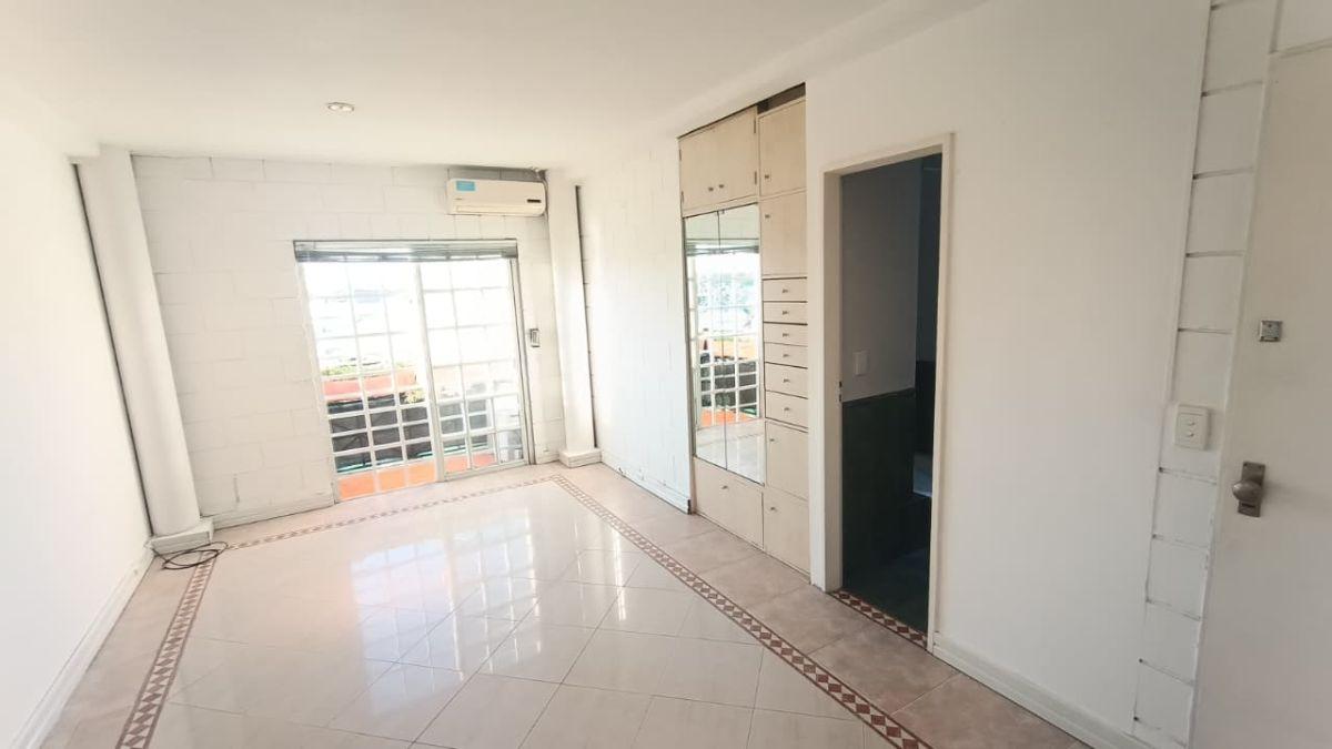 Departamento monoambiente con balcón al frente