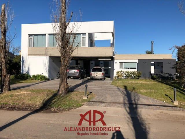 Casa 7 dormitorios en B° La Concepcion Club de Campo, Luján