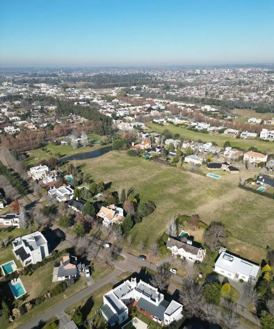 Excelente Terreno Sobre Avenida con Fondo Verde en La Concepcion 2