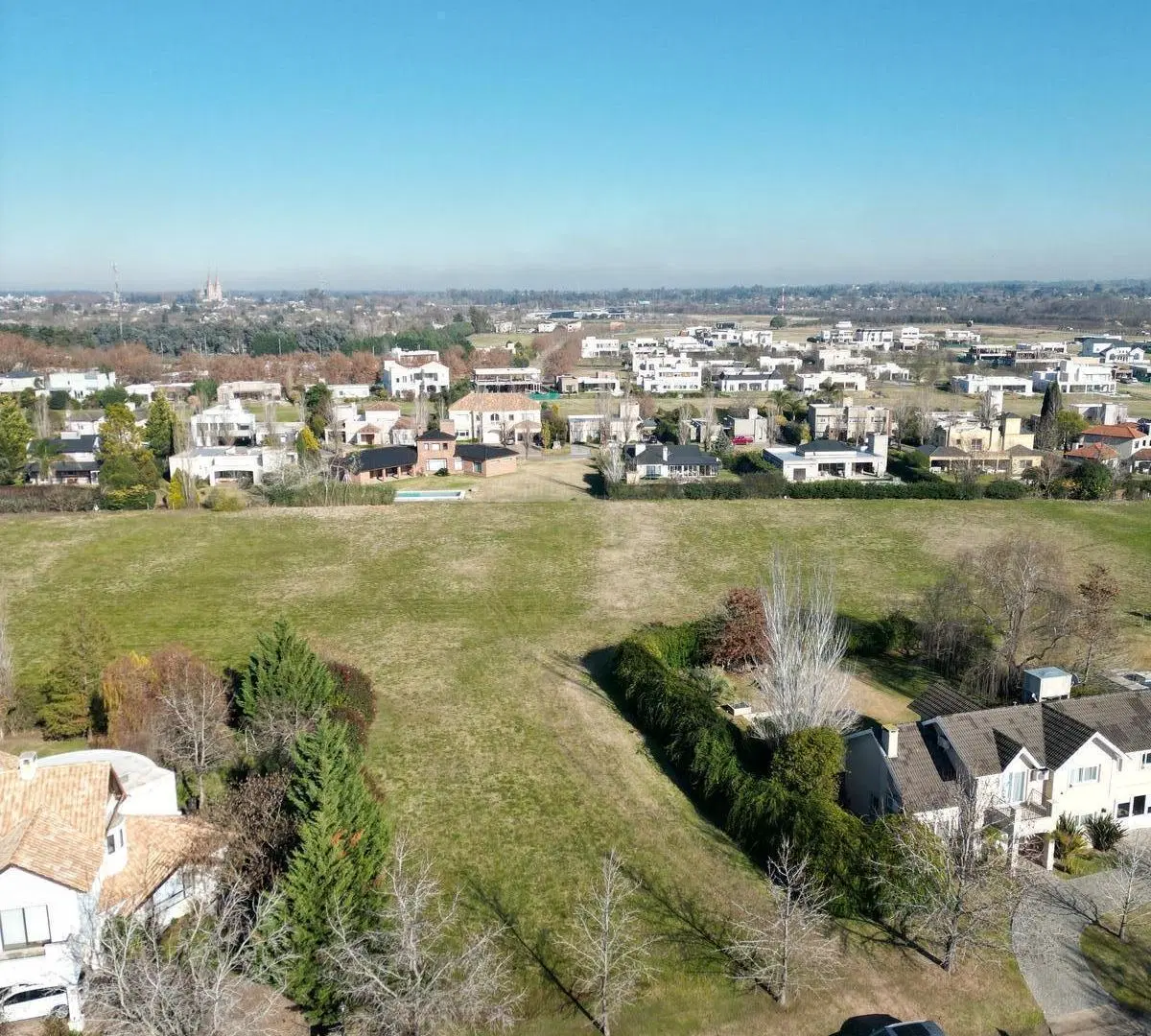 Excelente Terreno Sobre Avenida con Fondo Verde en La Concepcion 3