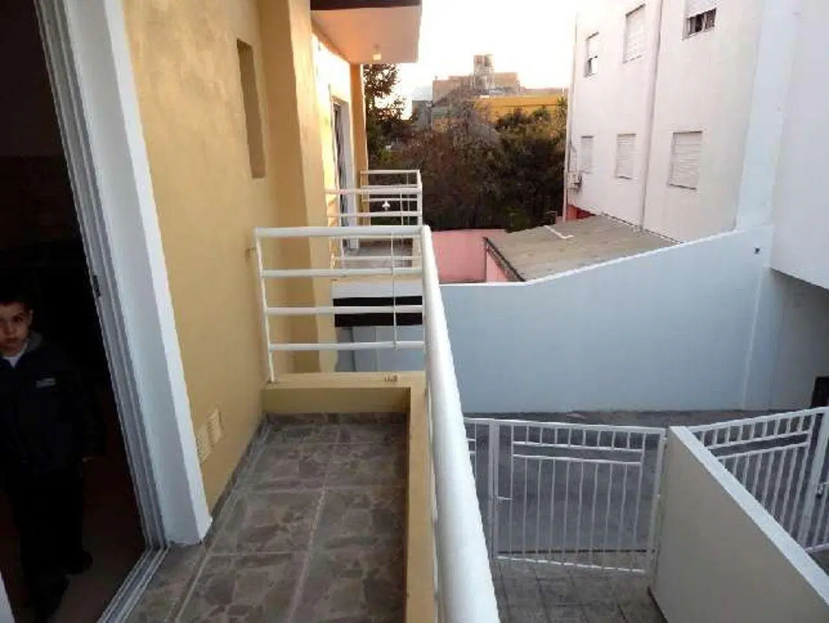 Depto. 2½ amb con terraza propia en Isidro Casanova Centro 3