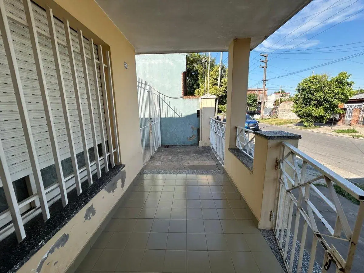 Casa 4 amb con cochera en Isidro Casanova (Bº San Carlos) 3