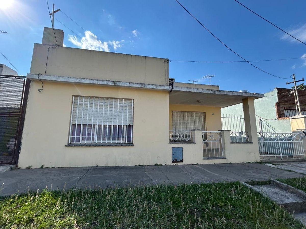 Casa 4 amb con cochera en Isidro Casanova (Bº San Carlos)