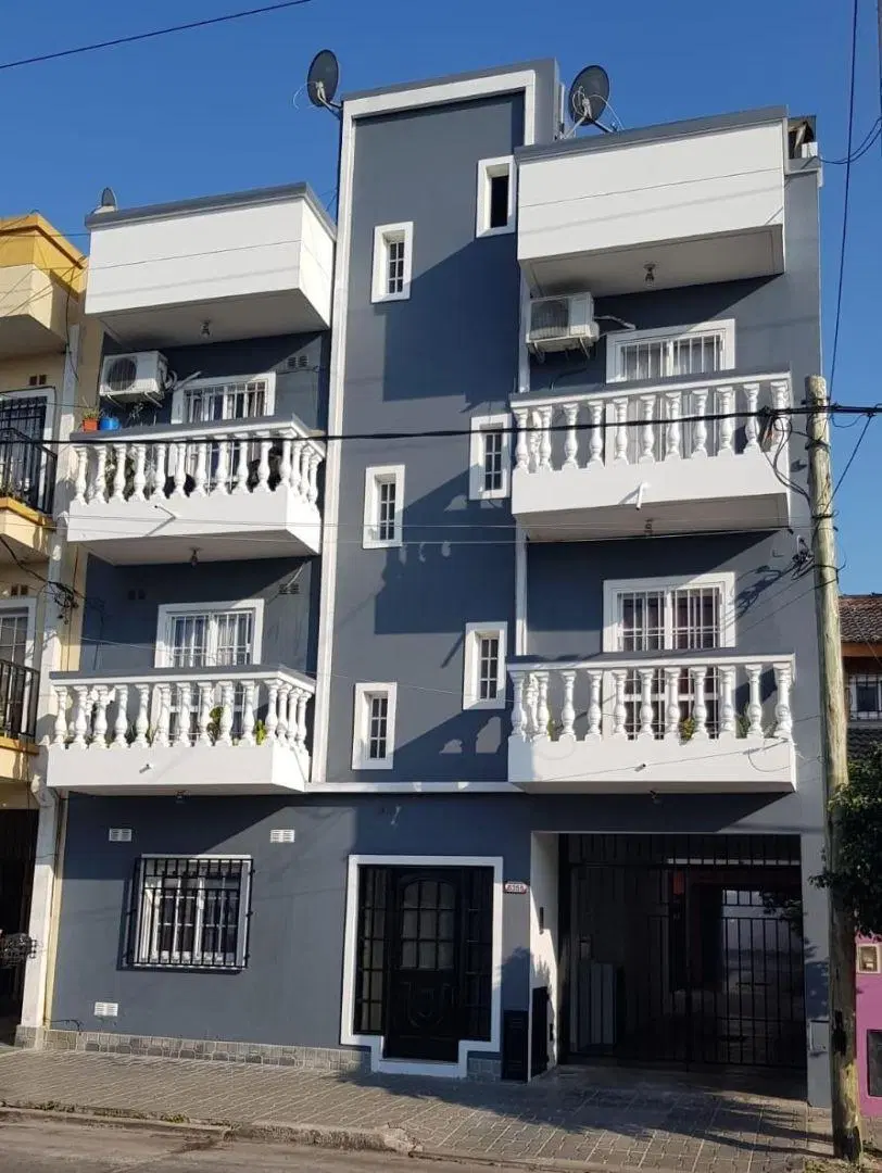 Depto. 3 amb con terraza propia en Isidro Casanova Centro 2