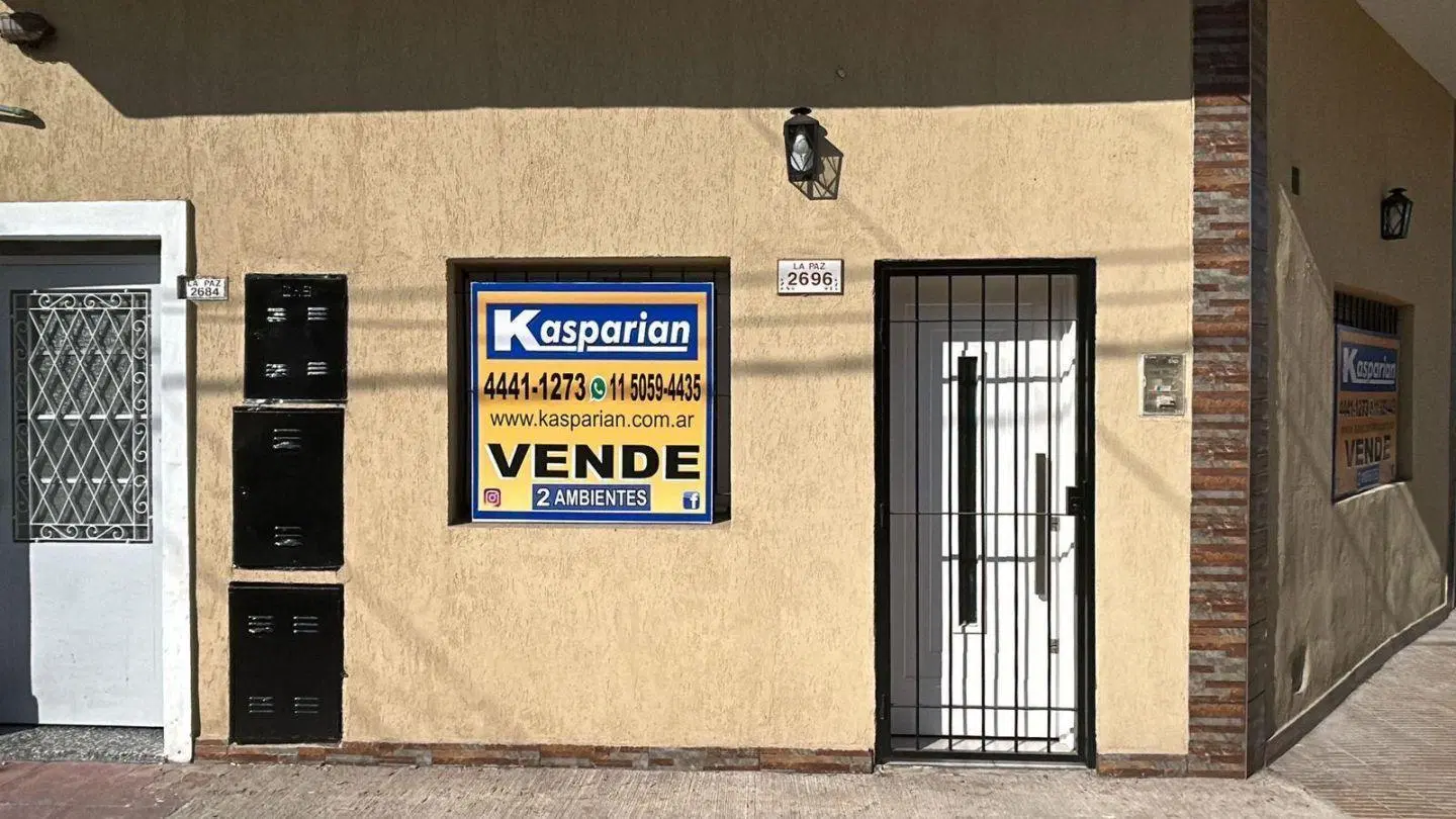 Depto. Tipo Casa 2 amb al frente "REFACCIONADO A NUEVO!!!" en V. Luzuriaga 5