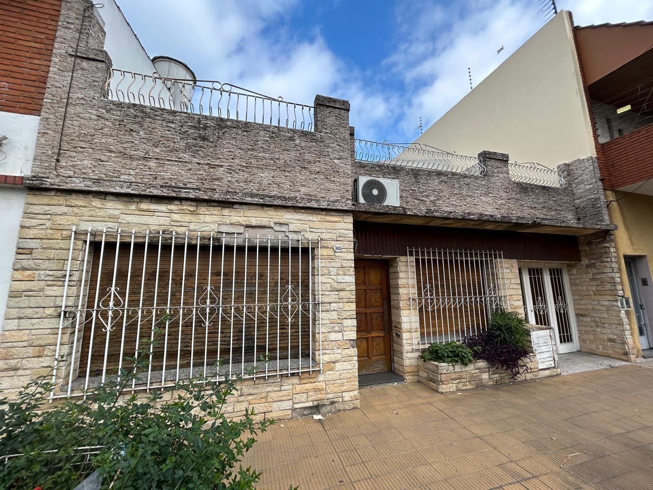 Casa 3 amb amplios con fondo y quincho en Lomas del Mirador