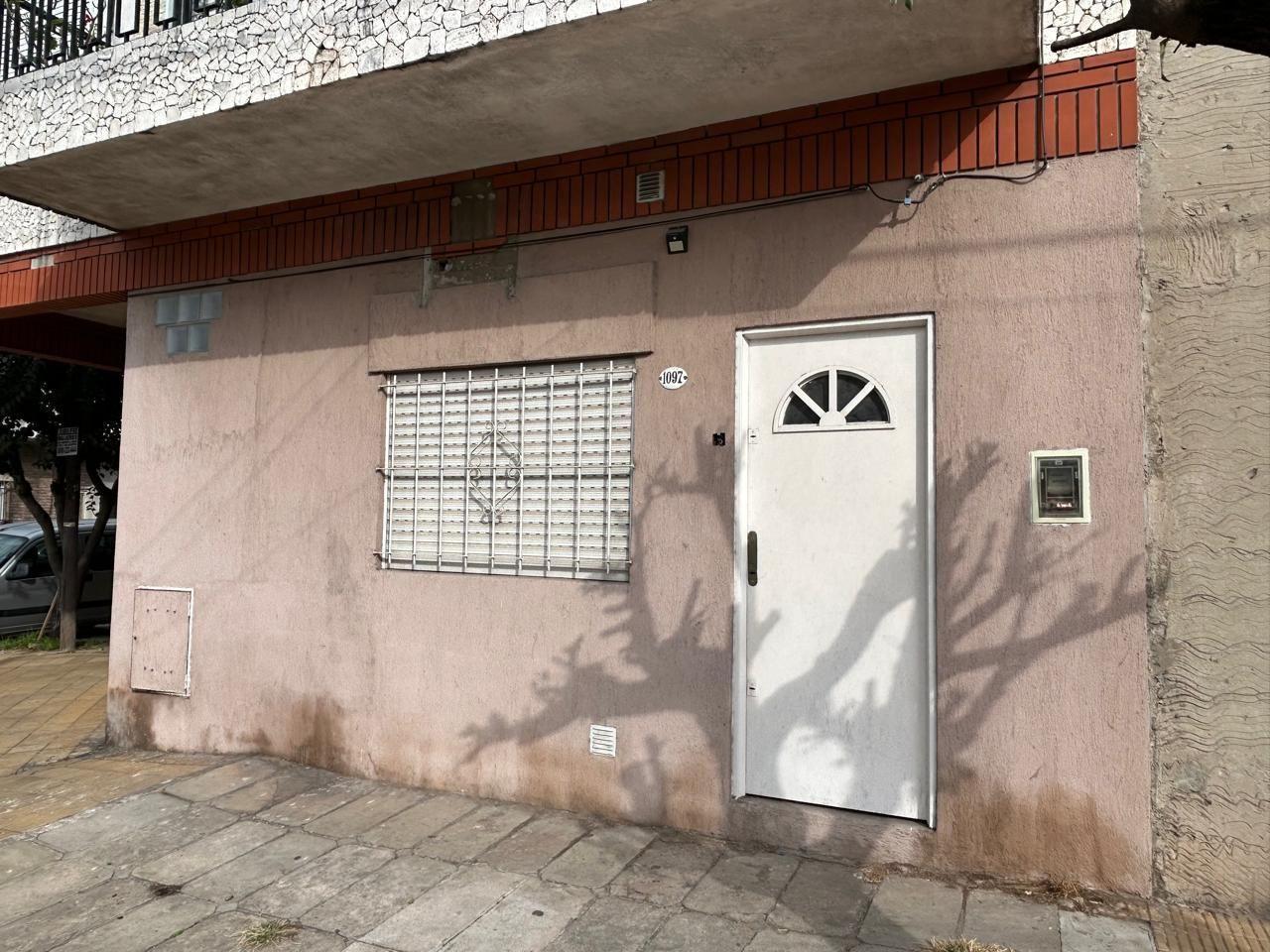 Tipo Casa 2 amb muy amplios en PB al Frente en Villa Madero