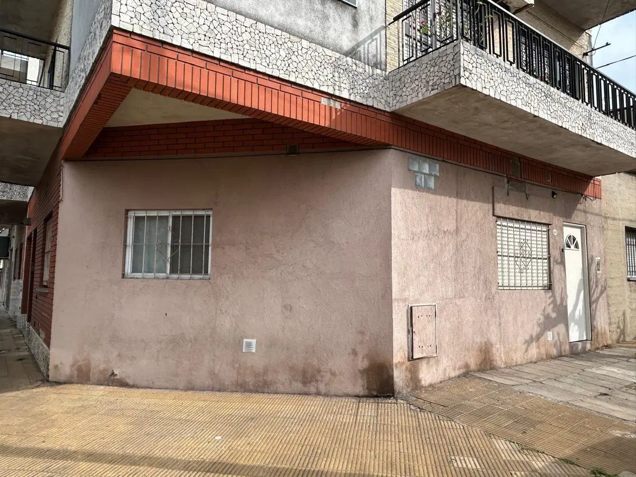 Tipo Casa 2 amb muy amplios en PB al Frente en Villa Madero 1