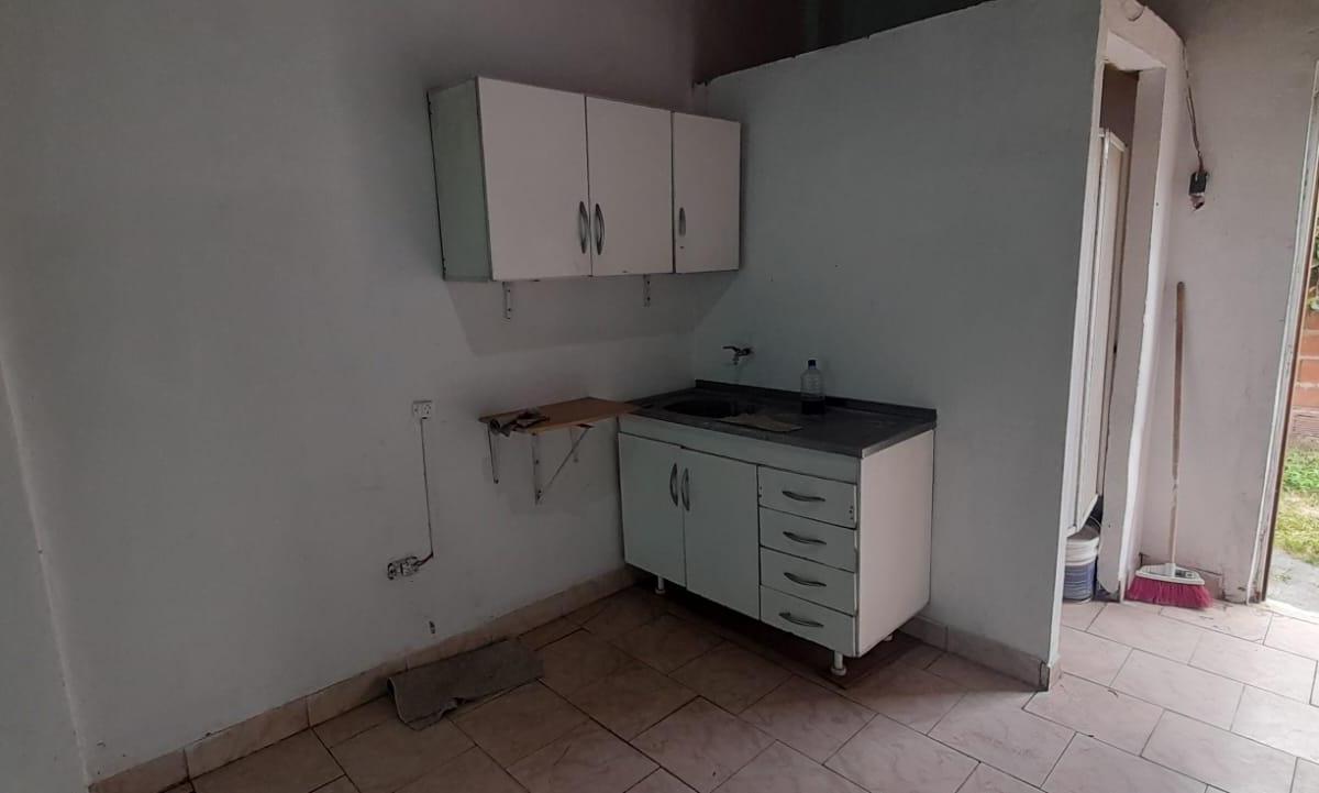 OPORTUNIDAD MONOAMBIENTE AL FRENTE EN VENTA. ITUZAINGO NORTE.