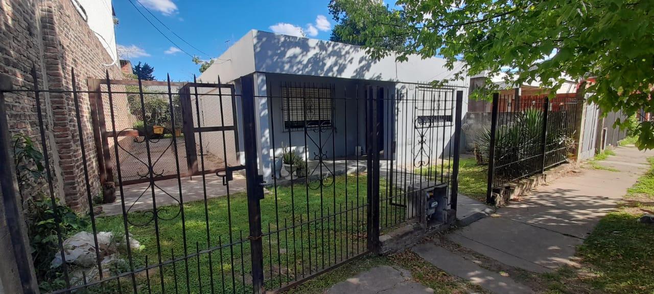 AMPLIA CASA EN VENTA. VILLA UDAONDO. A 100 MTS. AV. MARTIN FIERRO