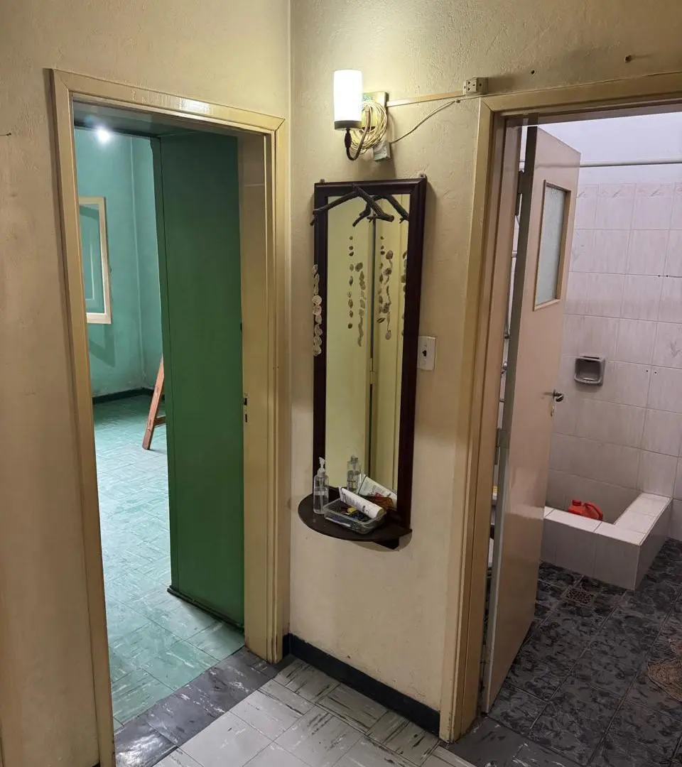 SOLIDA CASA AMERICANA sobre 2 LOTES. EN VENTA. ITUZAINGO NORTE 4