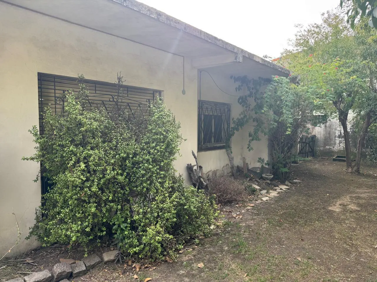 SOLIDA CASA AMERICANA sobre 2 LOTES. EN VENTA. ITUZAINGO NORTE 1