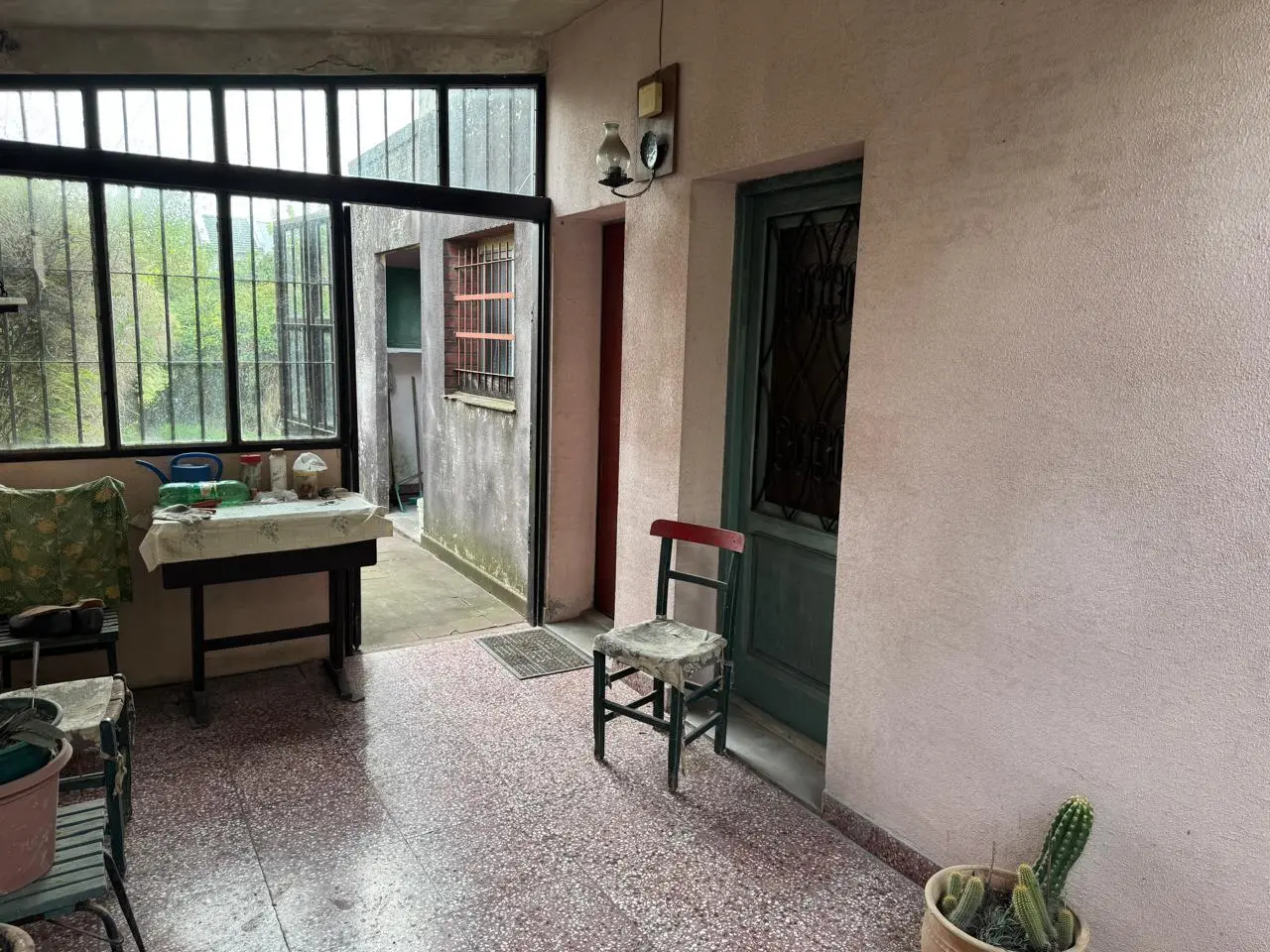 SOLIDA CASA AMERICANA sobre 2 LOTES. EN VENTA. ITUZAINGO NORTE 3