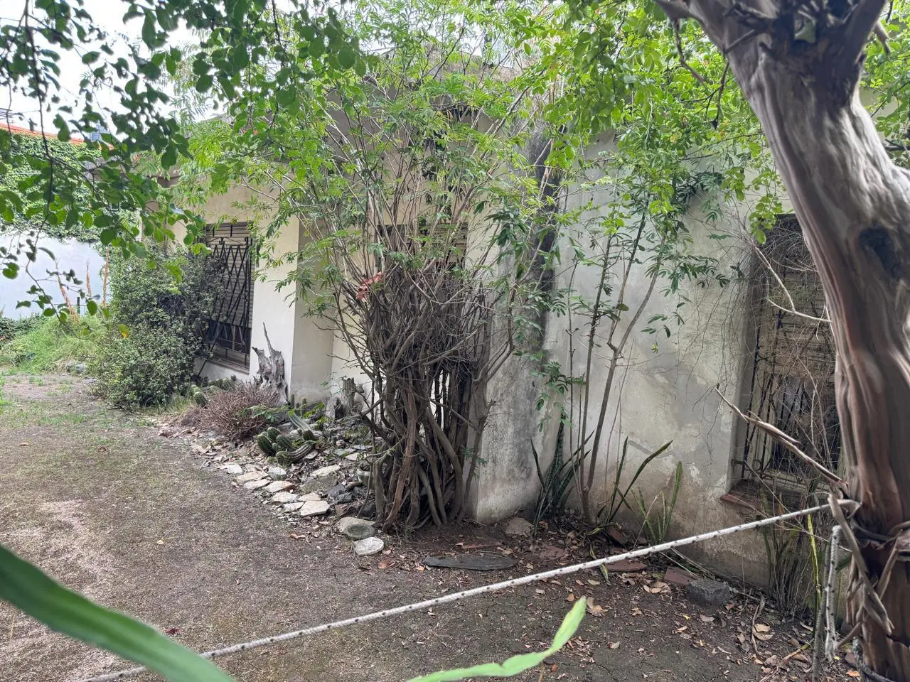 SOLIDA CASA AMERICANA sobre 2 LOTES. EN VENTA. ITUZAINGO NORTE 2
