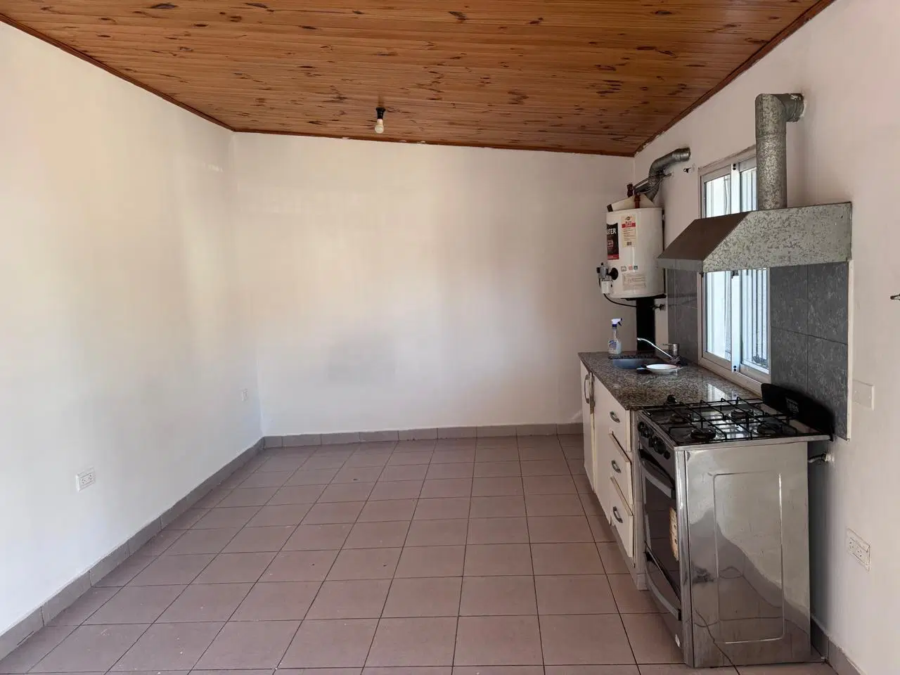 MONOAMBIENTE EN COMPLEJO HABITACIONAL EN ALQUILER. ITUZAINGO NORTE 5